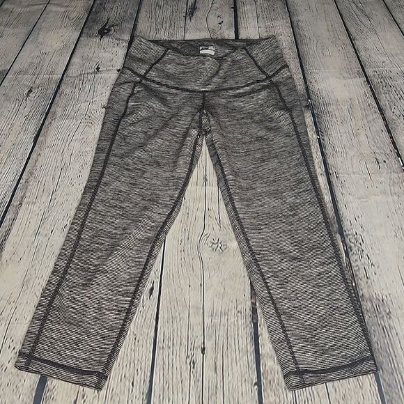 Old Navy -115 Active capri leggings Small‎ - Picture 1 of 4